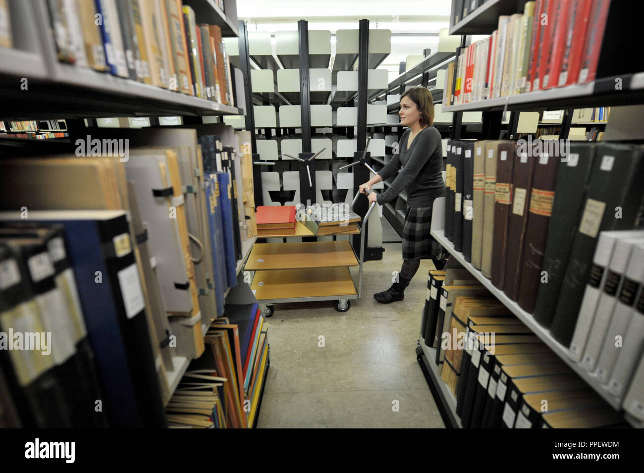 Mitarbeiter Ulrike Lunow Suchen die gewünschten Bücher in der wissenschaftlichen Bibliothek des Collegium Carolinum in der Sudetendeutsches Haus in der Hochstraße. Stockfoto