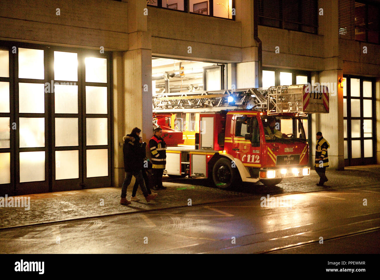 Fire Truck verlassen Brand Station Nr. 4 in Schwabing. Stockfoto