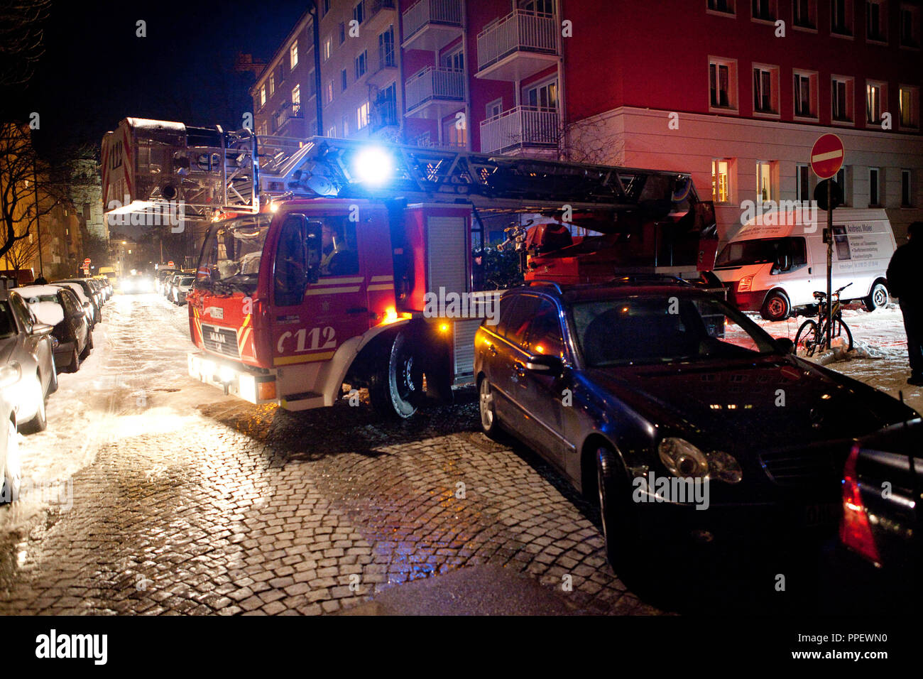 Fahrt mit einem Lkw durch die engen Straßen von Schwabing. Ein Mercedes ist außerhalb der markierten Fläche und steht im Schnittpunkt geparkt, so dass die Feuerwehr keine Chance hat, vorbei zu kommen. Stockfoto