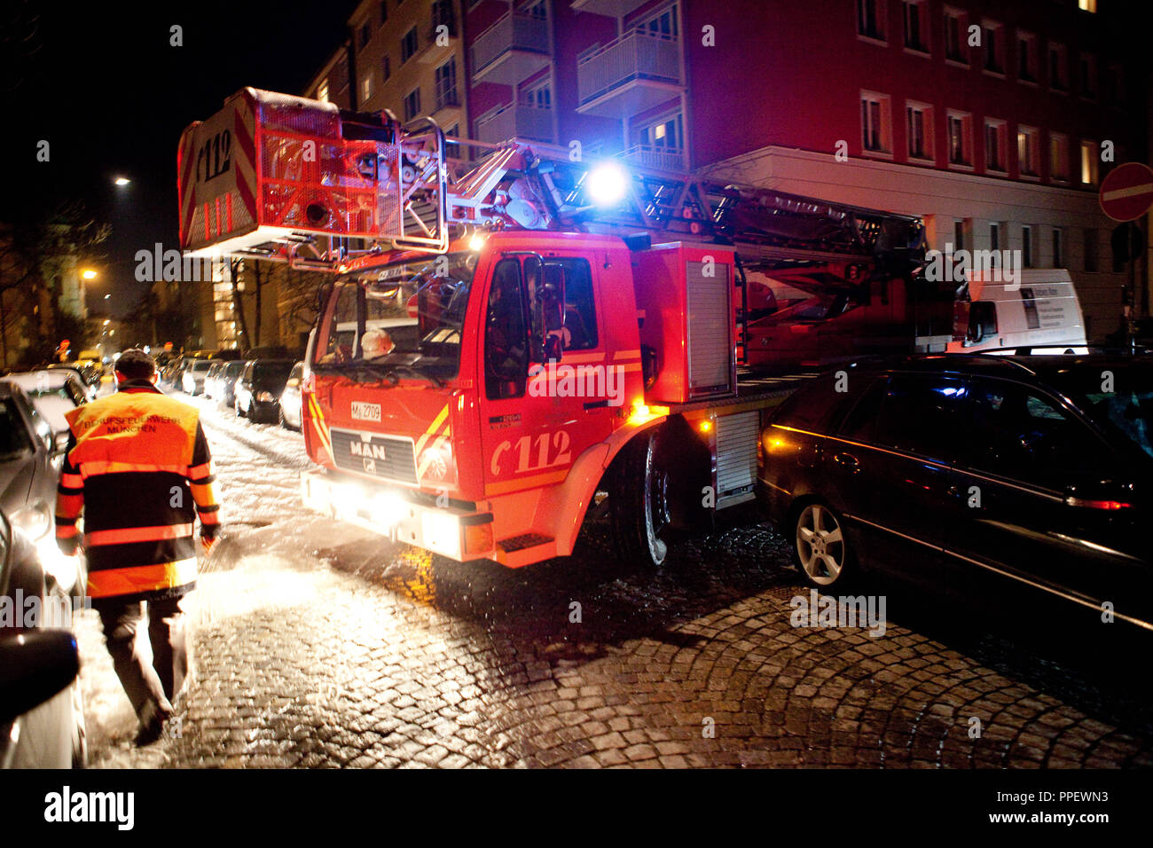 Fahrt mit einem Lkw durch die engen Straßen von Schwabing. Ein Mercedes ist außerhalb der markierten Fläche und steht im Schnittpunkt geparkt, so dass die Feuerwehr keine Chance hat, vorbei zu kommen. Stockfoto