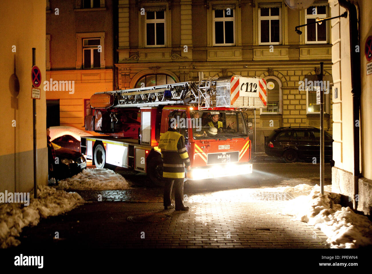 Fahrt mit einem Lkw durch die engen Straßen in Schwabing, das Bild zeigt einen Lkw in einer Feuerwehr Auffahrt. Stockfoto