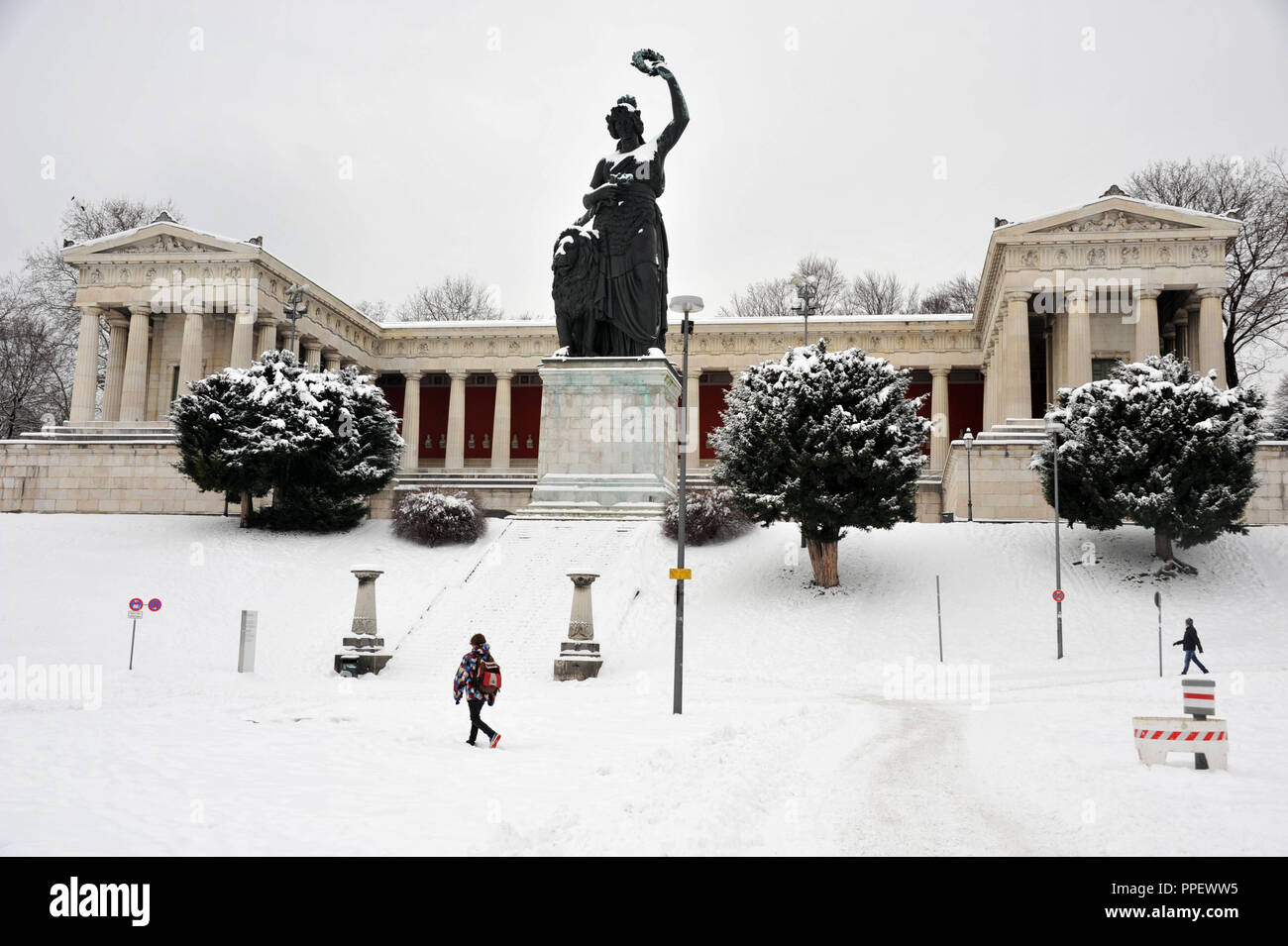 Kinderwagen auf der winterlichen Theresienwiese in Mnchen. Im Hintergrund,  der Ruhmeshalle und Bavaria Stockfotografie - Alamy