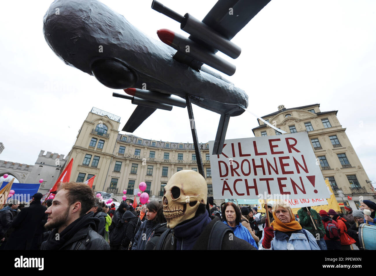 Demonstranten mit Karton drone auf dem Stachus protestieren gegen die Münchner Sicherheitskonferenz. Stockfoto