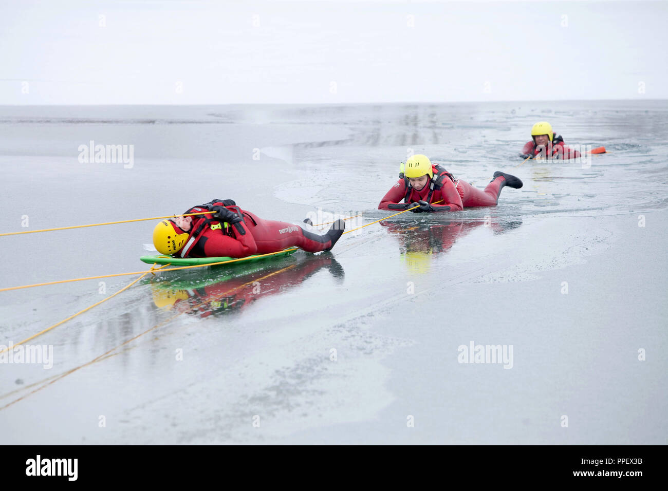 Bei einem Eis rescue Ausbildung der Wasserwacht Unterföhring auf feringa See das Opfer, das durch das Eis gefallen hat ist an Land, auf Eis auf einem Scoop Stretcher (Wirbelsäule). Stockfoto
