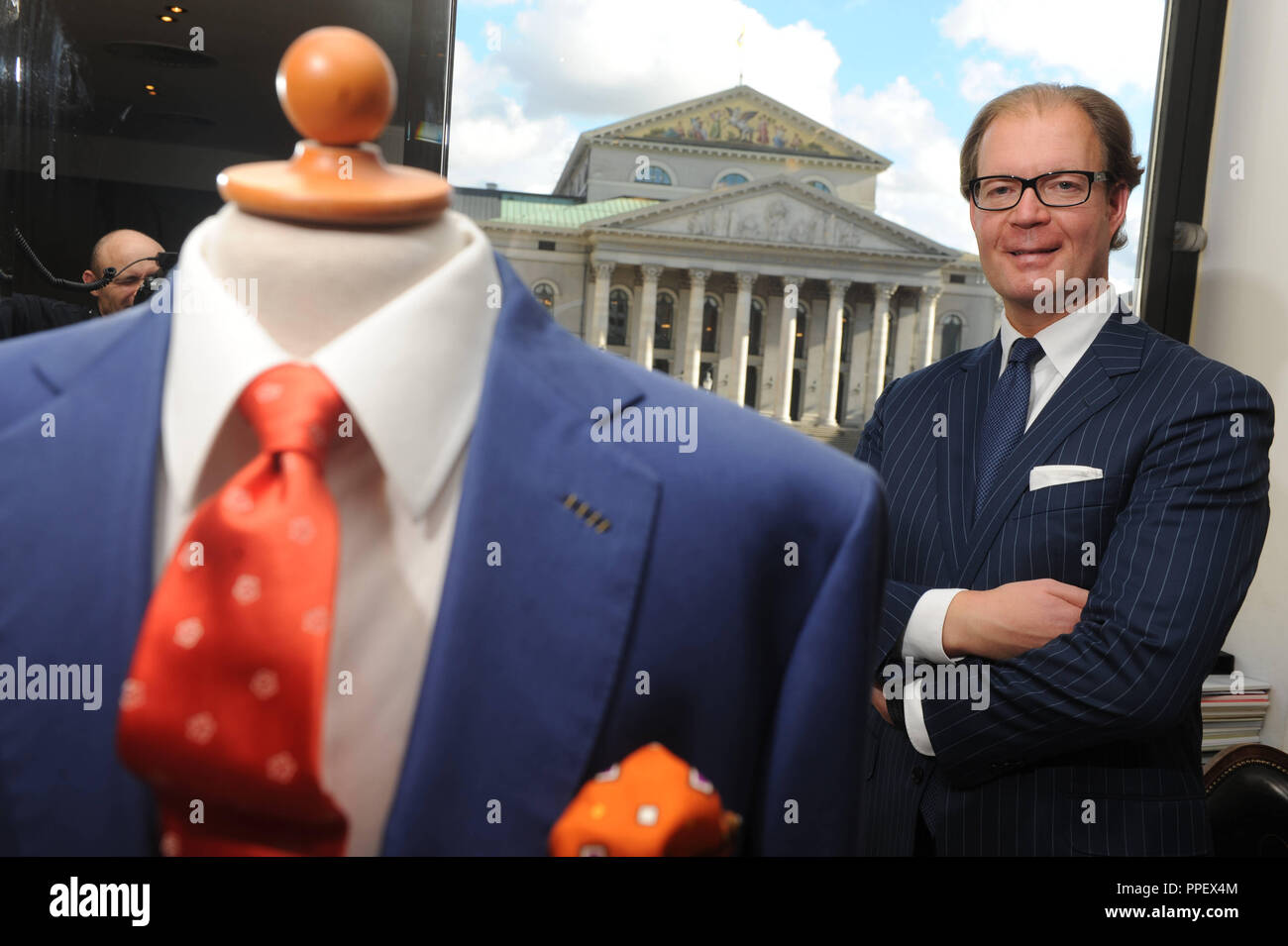 Der Mann textilhändler Max Dietl vor seinem Geschäft in der Residenzstraße 16. Stockfoto