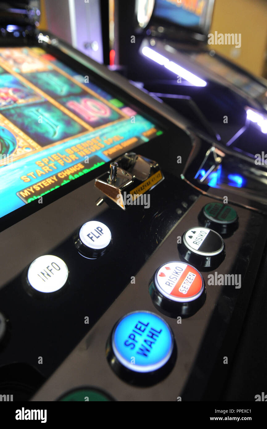 Detailansicht eines Spielautomaten in einer Spielhalle in der suedlichen Bahnhofsviertel. Stockfoto