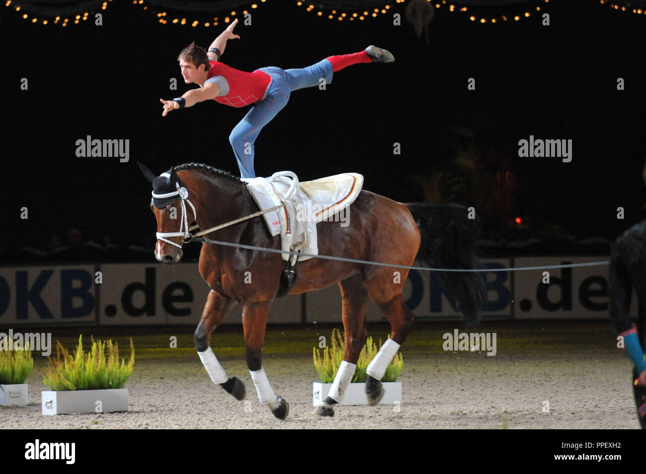 Equestrian vaulting im Hallenbad Reitturnier Munich Indoors in der Olympiahalle in München. Stockfoto Equestrian vaulting im Hallenbad Reitturnier Munich Indoors in der Olympiahalle in München. Stockfoto