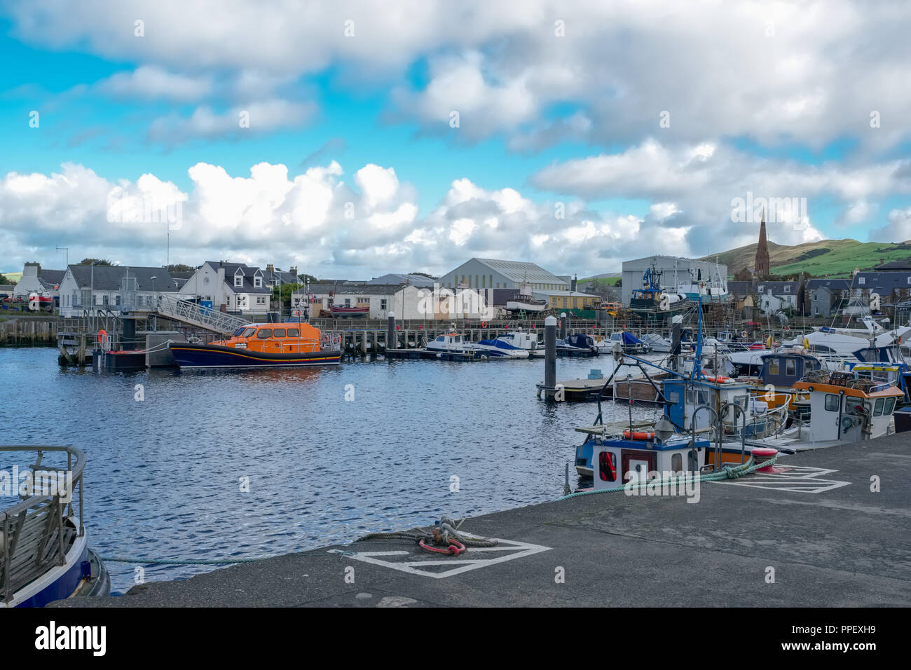 Geschäftige Hafenstadt Girvan Schottland mit kleinen Booten & Fischerei Handwerk gebunden innerhalb gebunden Tierheim auf den Hafen Stockfoto