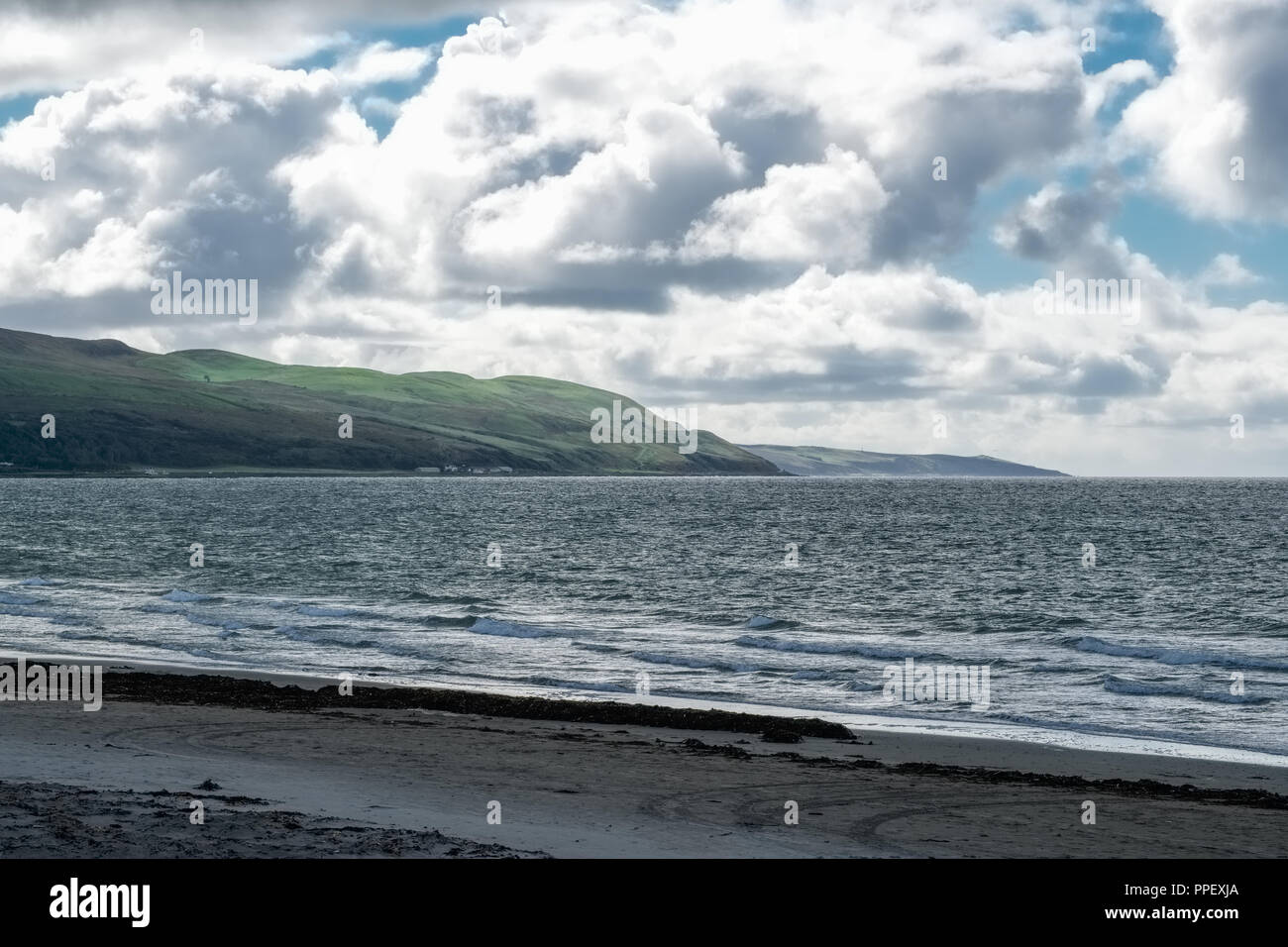 Grom die Girvan Ufer mit Blick auf die Graue Hügel und Lendalfoot Schottland. Stockfoto