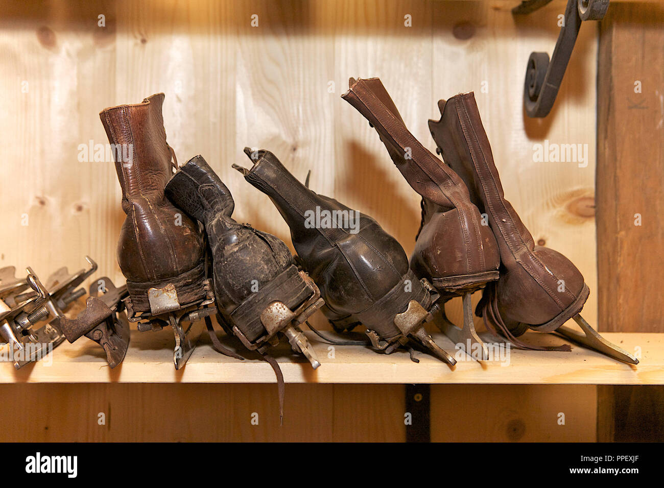 Alte Skates in der Farm und Wintersport Museum von Markus Wasmeier, der von der Station Fischhausen - Neuhaus am Schliersee. Stockfoto