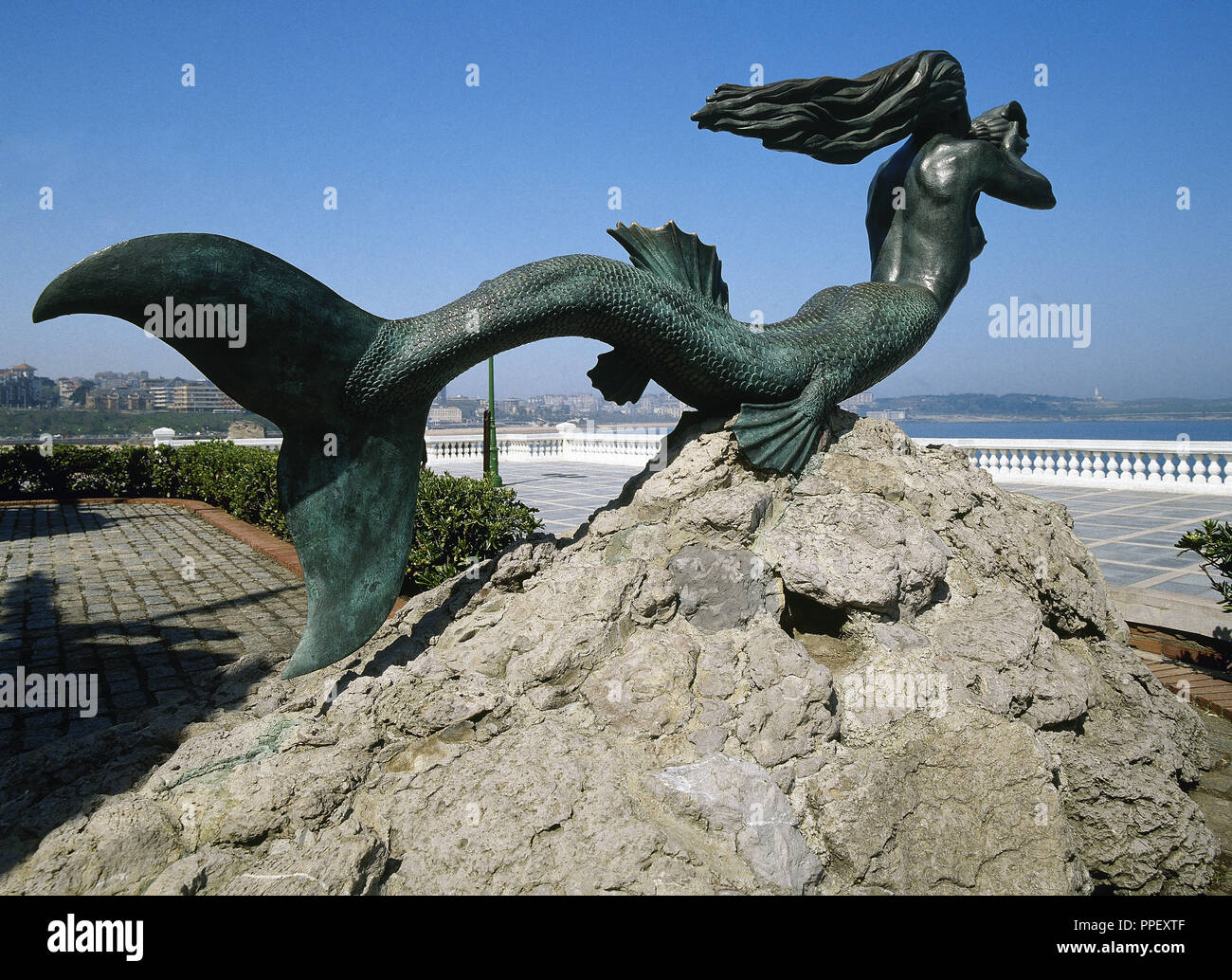 SIRENA. Ser fabuloso con Busto de Mujer y Cuerpo de Pez. Estatua de Bronce en la Playa De La Magdalena. SANTANDER. Kantabrien. España. Stockfoto