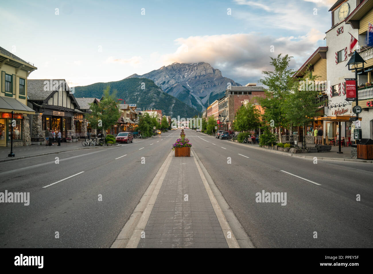 BANFF, Kanada - 4. JULI 2018: die Innenstadt von Banff, Alberta Banff Avenue entlang Stockfoto