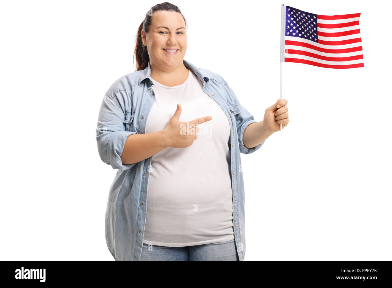 Übergewichtige Frau mit amerikanischer Flagge und zeigen auf weißem Hintergrund Stockfoto