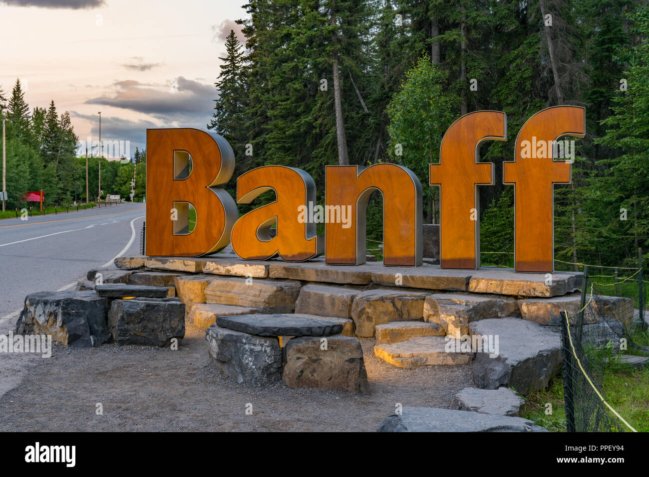 BANFF, Kanada - 4. JULI 2018: Holz willkommen Skulptur außerhalb der Stadt Banff, Alberta, Kanada Stockfoto