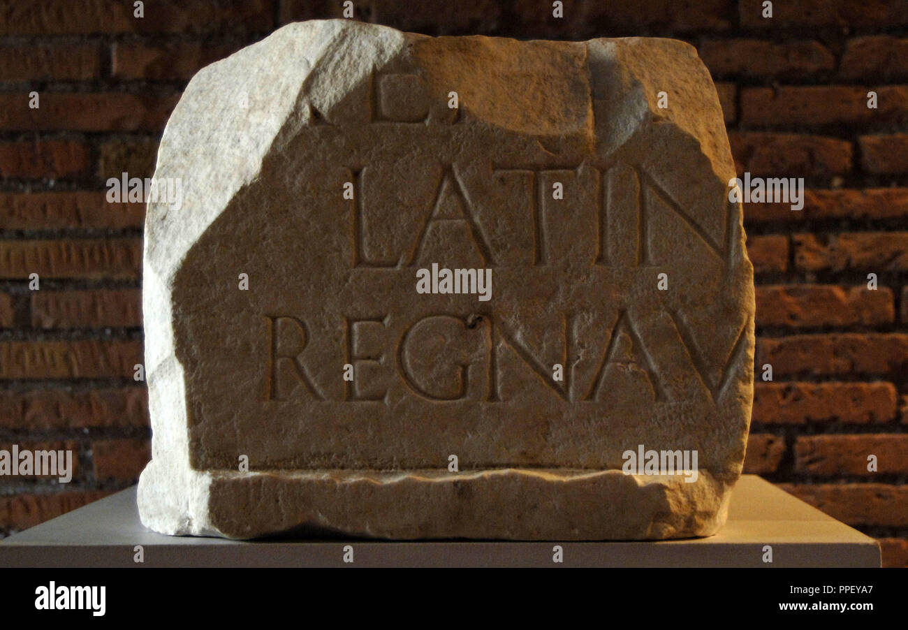 Fragment der Statue mit Inschrift des Aeneas. Von der unteren Nische der Säulengänge Exedre im Forum des Augustus. Jahrhundert v. Chr.. Luni Marmor. Museum des Trajan. Rom. Italien. Stockfoto