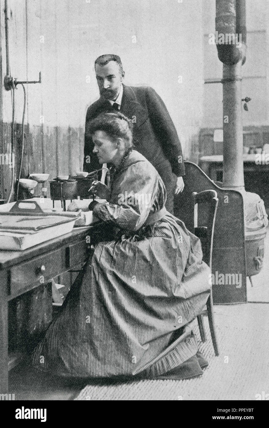 CURIE, Pierre (Paris, 1859-1906); Marie (Warschau, 1867 - Sallanches, 1934). Französische Physiker. Entdecker der radium im Jahre 1898. Sie erhielten den Nobelpreis für Chemie im Jahr 1903. Portrait von Pierre und Marie im Labor. Jahr 1904. Stockfoto