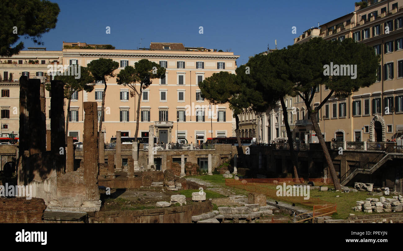 Italien. Rom. Heiligen Bereich des Largo di Torre Argentina. Der Tempel B. 2. vorchristlichen Jahrhundert. Gebaut von Quintus Lutatius Catulus (149-87 v. Chr.). Im Hintergrund, der Tempel ein Jutuna gewidmet. Durch Gaius Lutatius Catulus gebaut. 3. Jahrhundert v. Chr.. Stockfoto