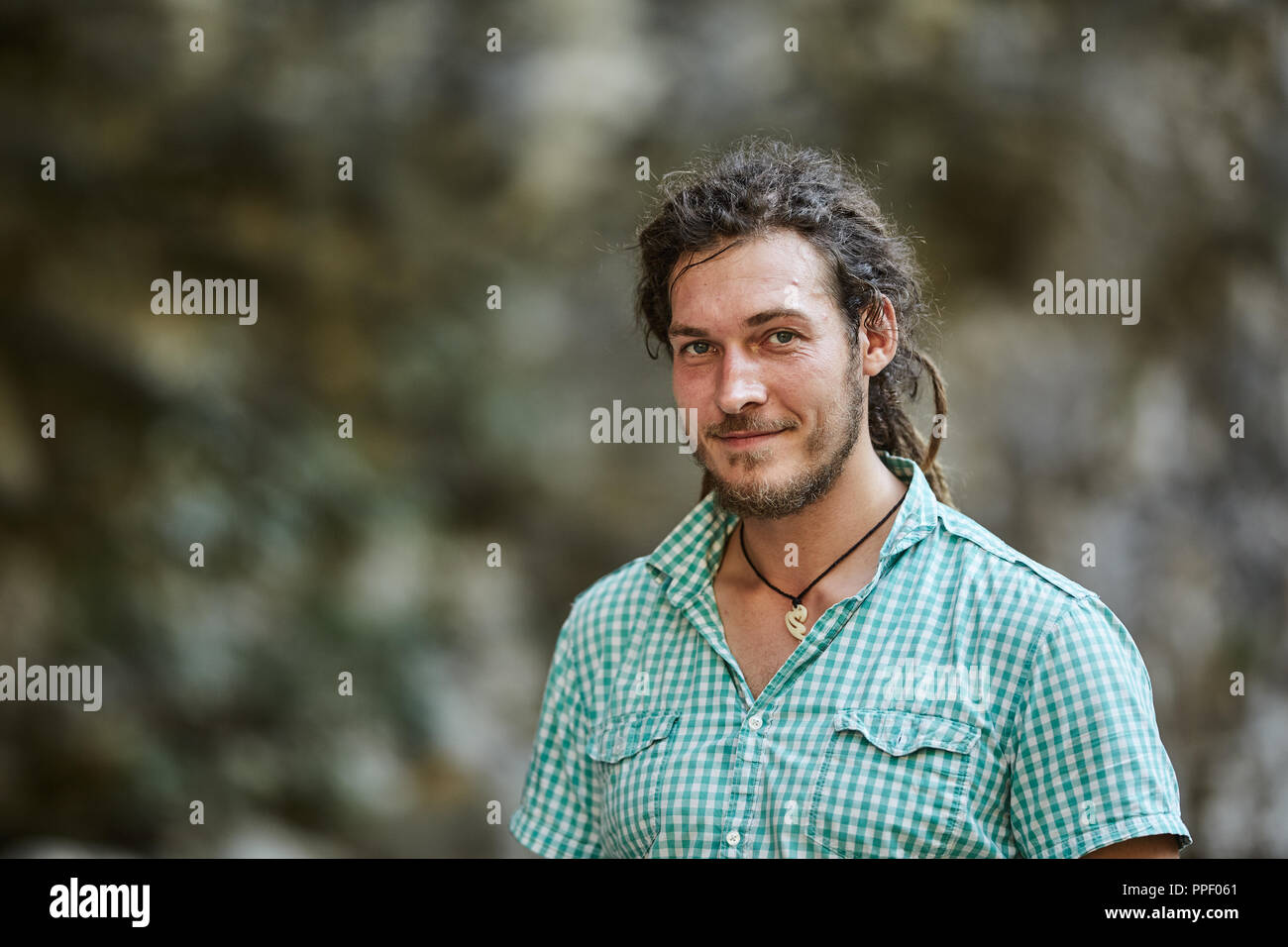 Nahaufnahme eines jungen Mannes mit rasta Haare outdoor Stockfoto