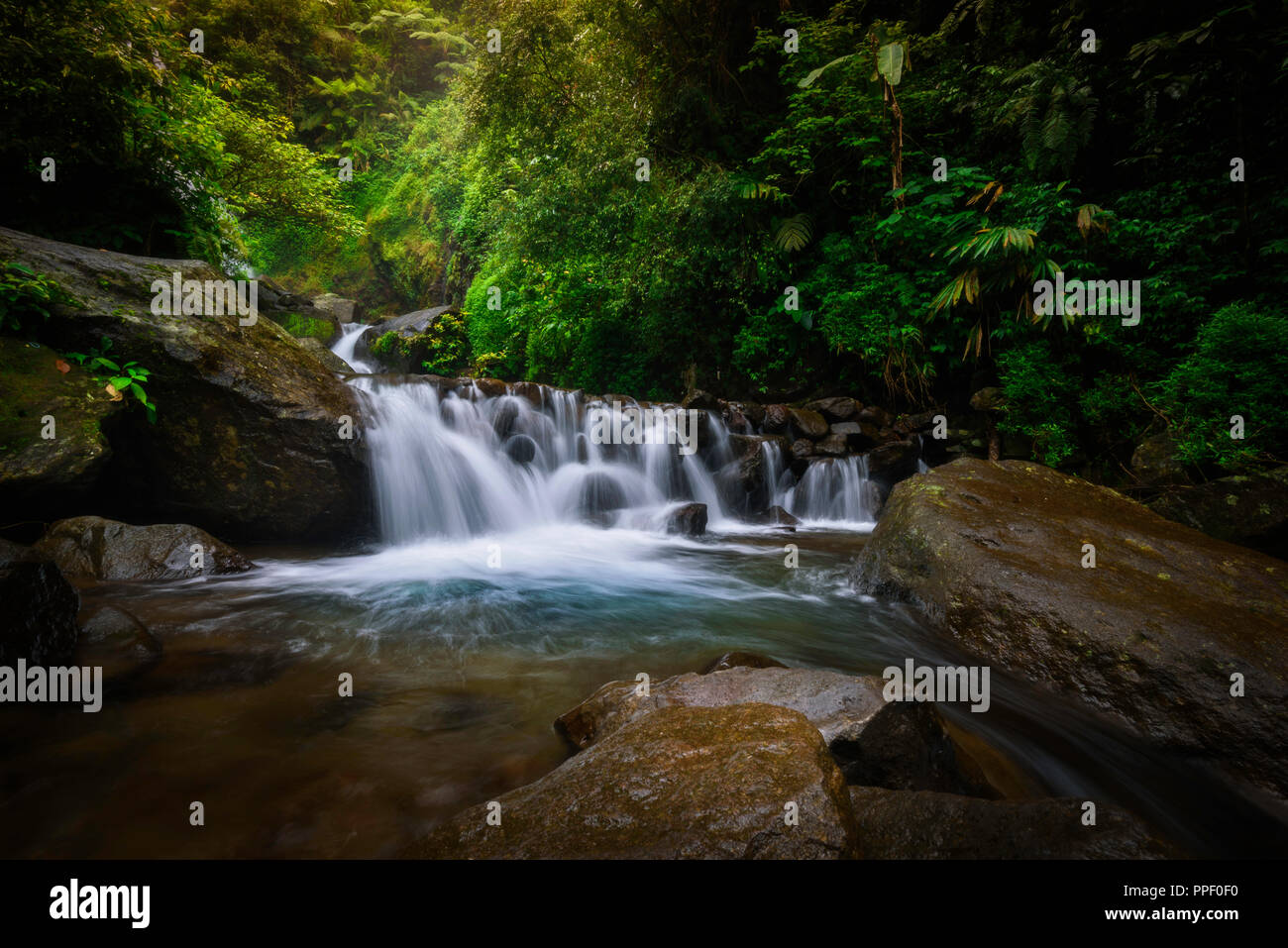 Kleine unbekannte Wasserfall in Bogor, West Java Indonesien Stockfoto