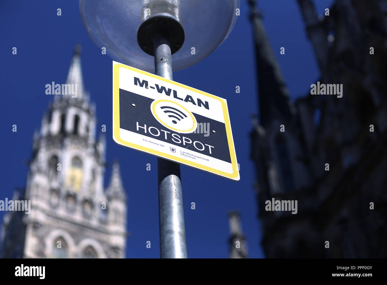 Kostenloser Internetzugang an der Städtischen M-WLAN-Hotspot auf dem Marienplatz. Stockfoto Kostenloser Internetzugang an der Städtischen M-WLAN-Hotspot auf dem Marienplatz. Stockfoto