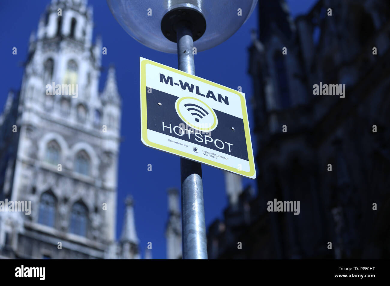 Kostenloser Internetzugang an der Städtischen M-WLAN-Hotspot auf dem Marienplatz. Stockfoto Kostenloser Internetzugang an der Städtischen M-WLAN-Hotspot auf dem Marienplatz. Stockfoto