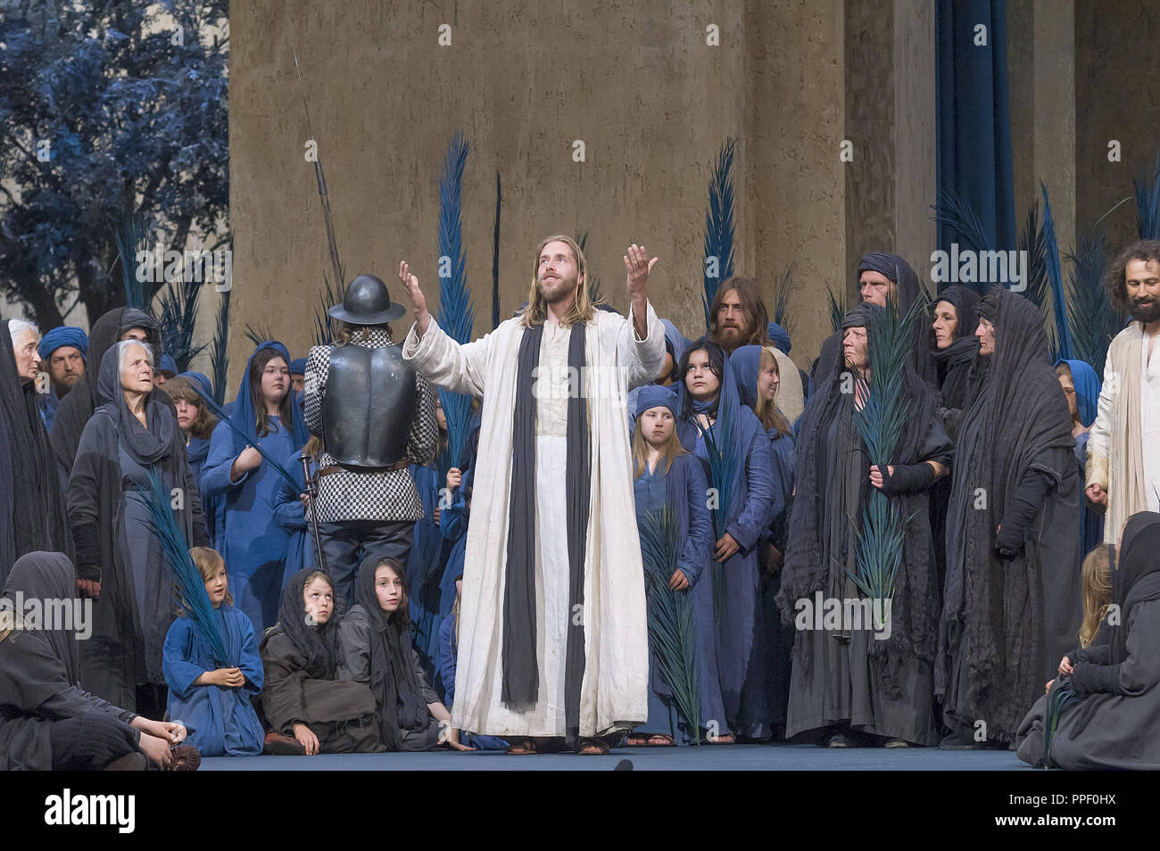 Die Oberammergauer Passionsspiele erfolgt alle 10 Jahre seit 1634. Im Anschluss an den Dreißigjährigen Krieg, die Pest Oberammergau schlug und tötete 80 Bewohner. Die Kirche dann ein Gelübde abgelegt, die Leidenschaft alle 10 Jahre durchzuführen. Die Tradition wurde durch die Gemeinschaft von Oberammergau bis heute erhalten. Stockfoto