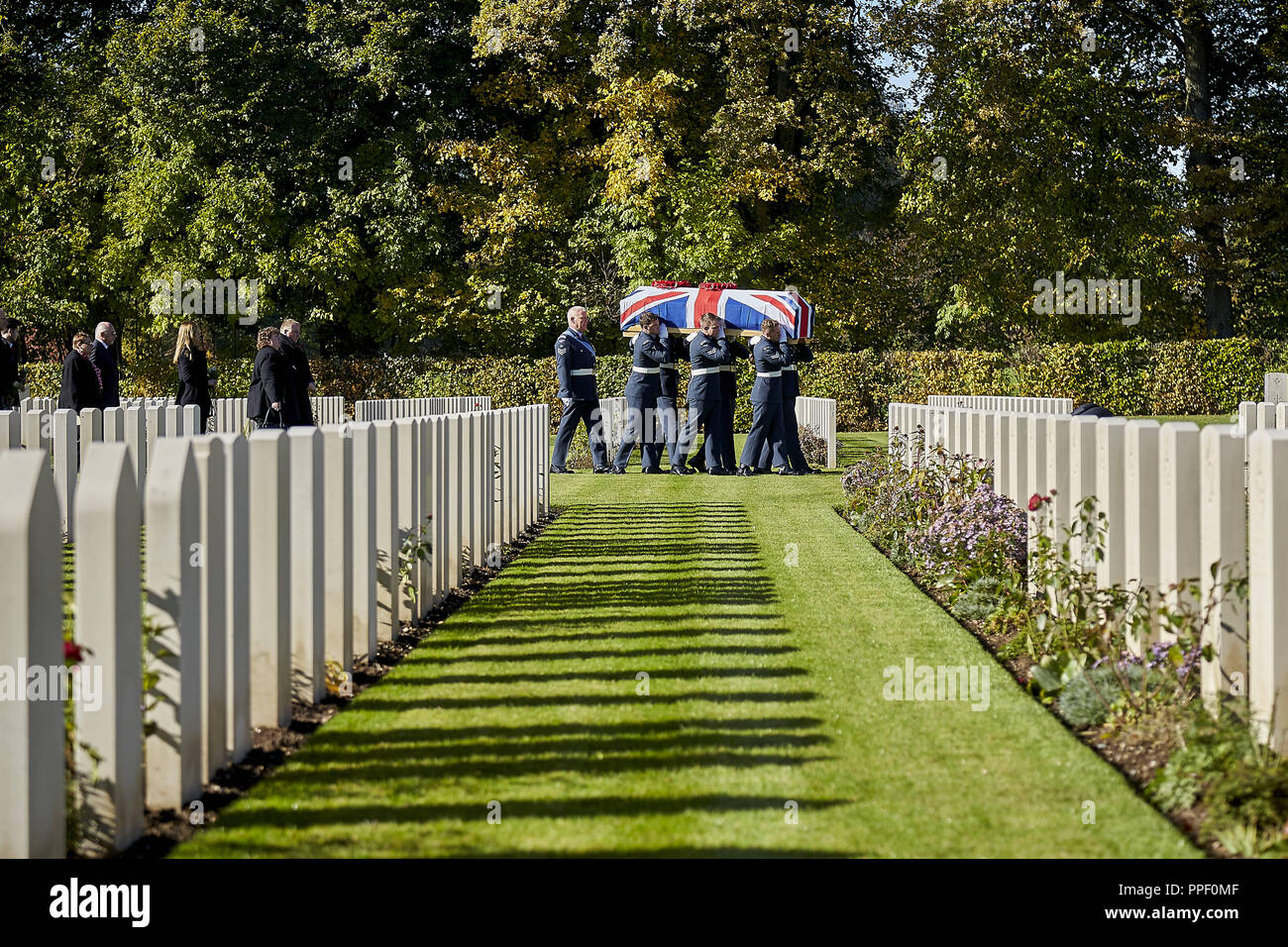 Memorial Service der Royal Air Force für die Schottische pilot George Smith, der mit seiner Lancaster JB 221 in Hessen im Zweiten Weltkrieg 1943 abgestürzt. Nach der Trauer Zeremonie in der Kirche von St. Aegidius in Gmund, die Beerdigung am britischen Soldatenfriedhof in Duernbach gehalten wird. Stockfoto