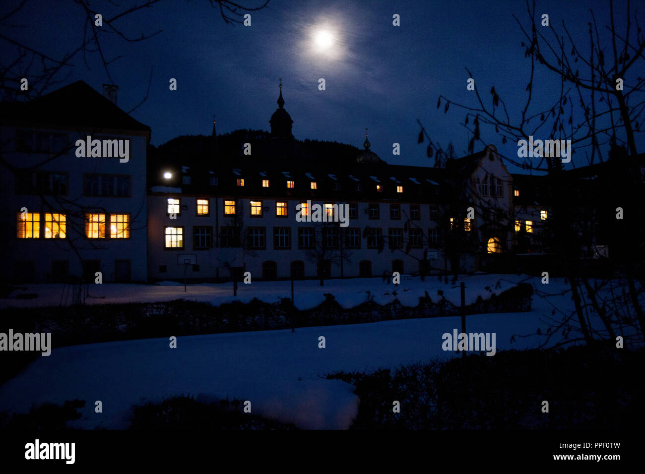 Beleuchtete Fenster des Kloster Ettal. Stockfoto