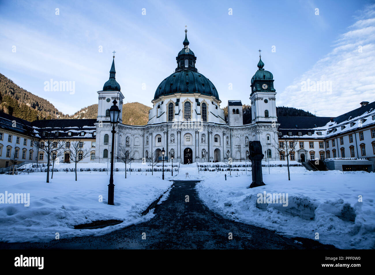Terrasse des Klosters Ettal mit Blick auf die Kirche. Stockfoto