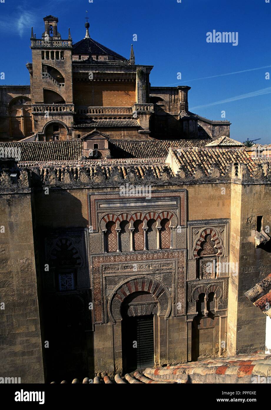 CATEDRAL S XVI Y PORTADA DE LA FACHADA ORIENTAL - AMPLIACION DE ALMANZOR-S X. Ort: MEZQUITA - AUSSEN. Spanien. Stockfoto