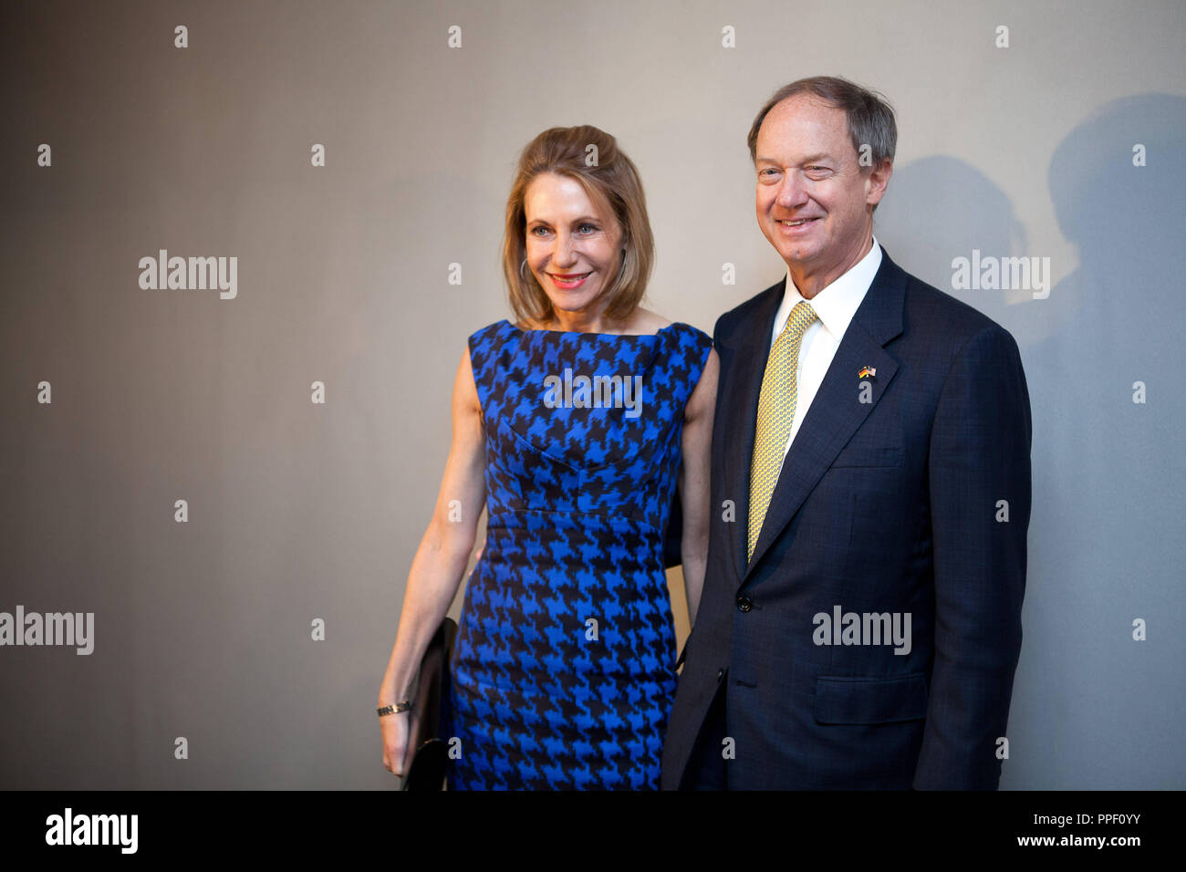 John Emerson, US-Botschafter in Deutschland, mit seiner Frau Kimberly Marteau Emerson an der deutsch-amerikanischen Freundschaft Abendessen gehalten anlässlich der Münchner Sicherheitskonferenz in der Kaefer-Restaurant in Bogenhausen. Stockfoto