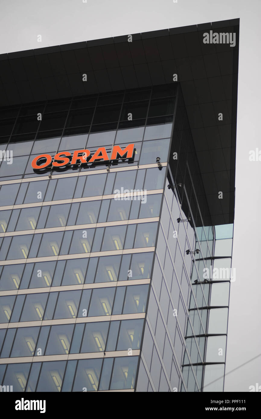 Beschriftung der "Osram" auf der Fassade des Bürogebäudes in Park City Schwabing. Stockfoto
