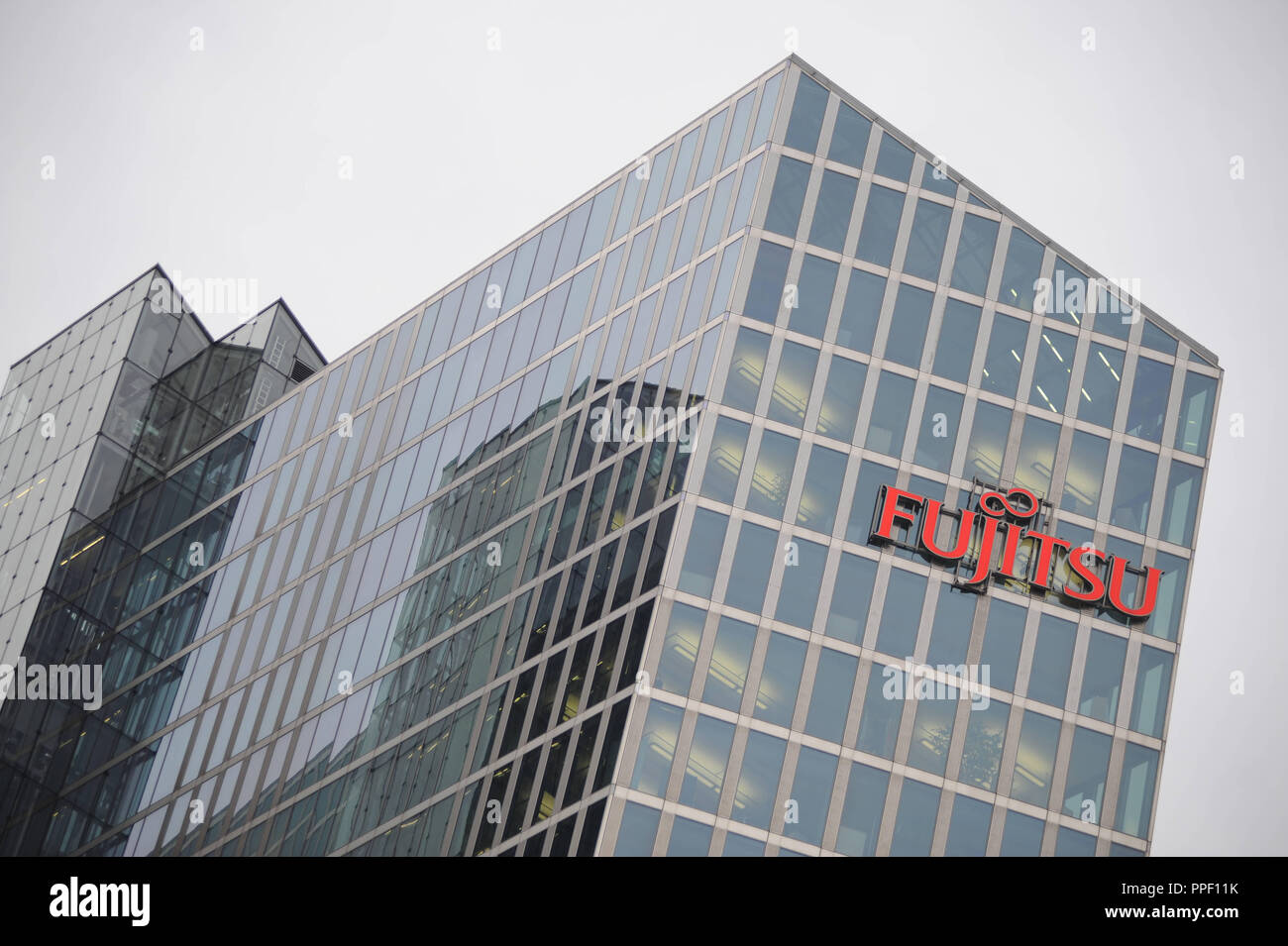 'Fujitsu' Schild am Büro- Highlight Towers" in Schwabing. Stockfoto