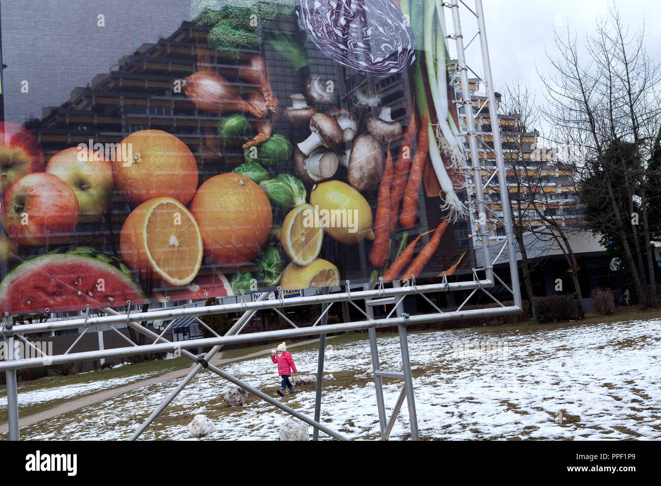 Plakat mit Obst und Gemüse vor dem Pharao Haus in Forstenried, München, Deutschland Stockfoto