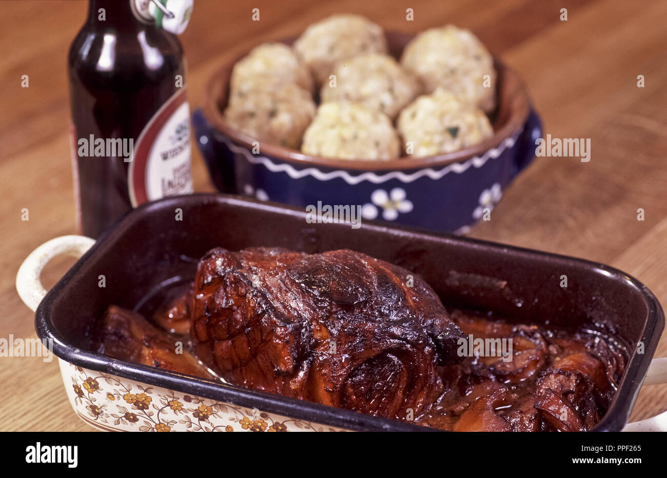 Typisch Bayerische Küche, Schweinebraten mit dunklem Bier und ...