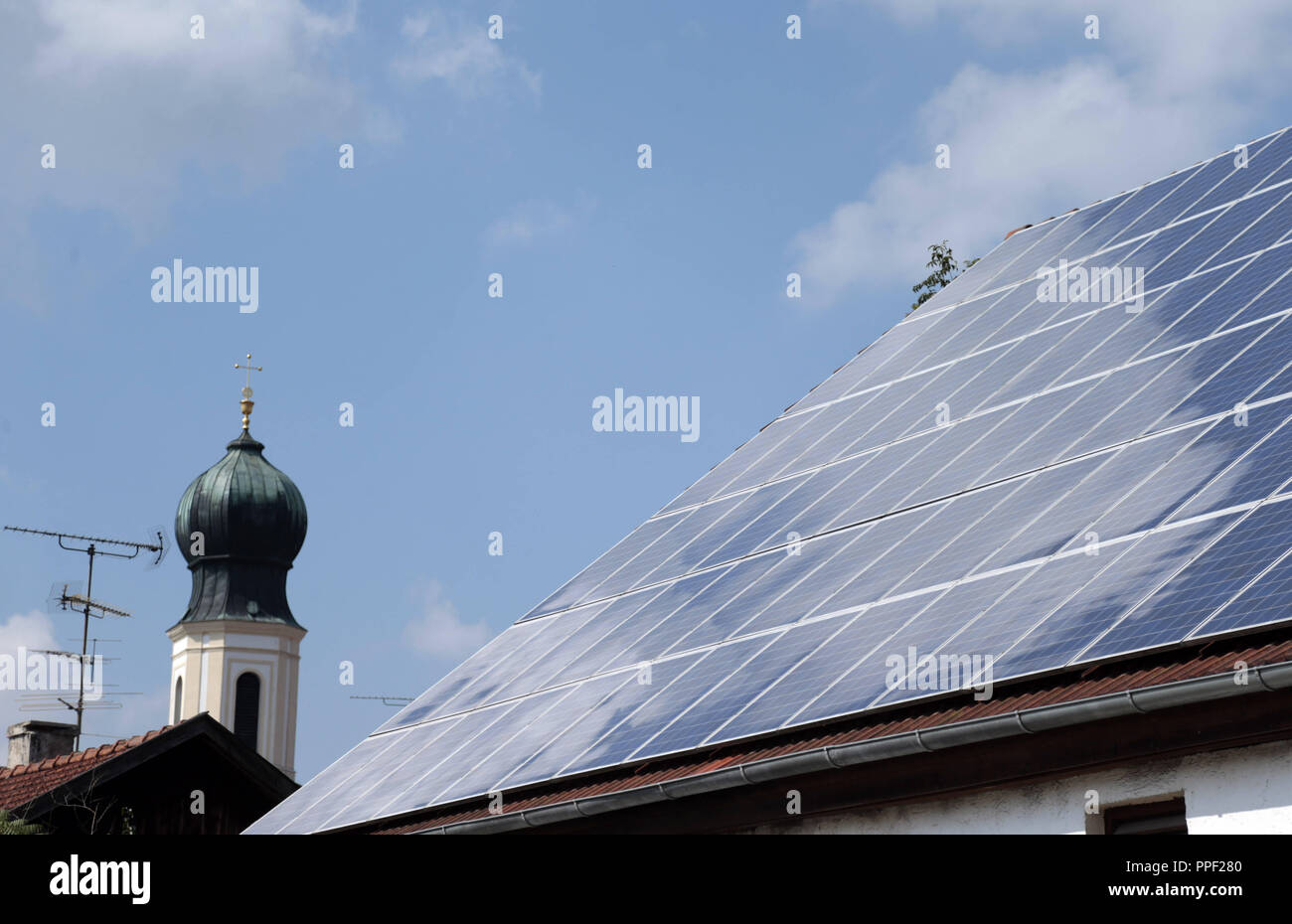 Photovoltaikanlage auf dem Dach an Moorenwweis, Bayern, Deutschland montiert Stockfoto