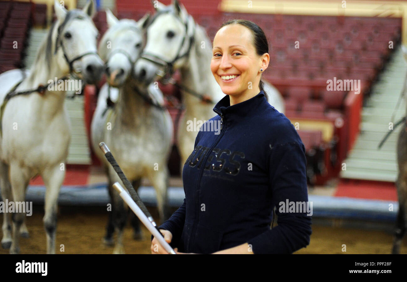 Portrait von Junior Chef des Circus Krone, Jana Mandana mit Pferden im Hintergrund, München, Deutschland Stockfoto