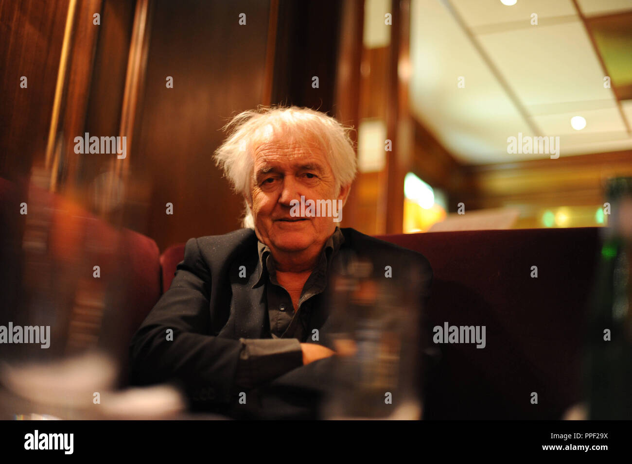 Der schwedische Schriftsteller Henning Mankell in einem Interview mit der Sueddeutschen Zeitung im Hotel "Vier Jahreszeiten" in München, Deutschland Stockfoto