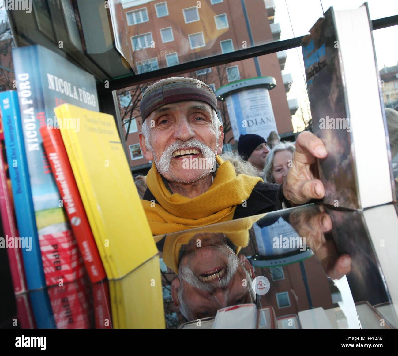 Die Kinder Buch Autor Ali Mitgutsch, bei der Präsentation der ersten öffentlichen Bücherschrank im Nordbad, München, Deutschland Stockfoto