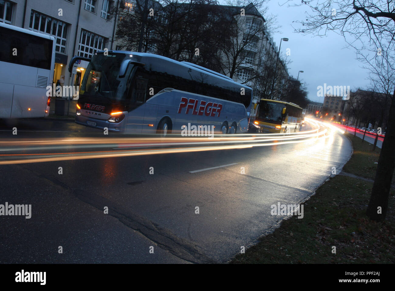 Reisebusse parken in der zweiten Reihe am Isartor (Thomas-Wimmer-Ring) in München, Deutschland Stockfoto