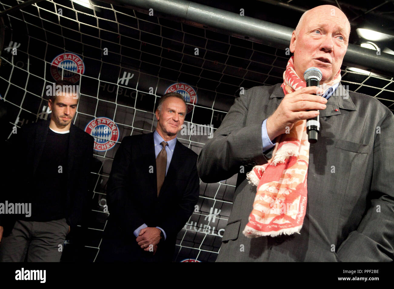 Von rechts: Vorsitzender von Hublot, Jean-Claude Biver mit dem FC Bayern  Vorstand Karl-Heinz Rummenigge und Philipp Lahm. Präsentation der  exklusiven FC Bayern Muenchen fan Uhren in der Hublot shop in Maximilian  Straße,