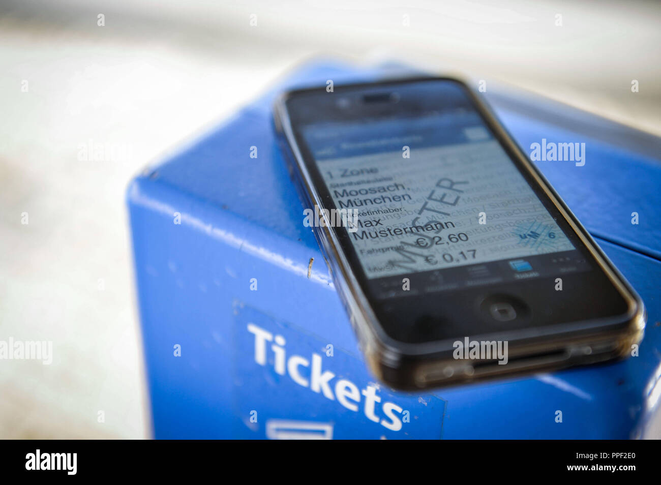 Ab Sonntag, den 15. Dezember, der Münchner Verkehrsgesellschaft (MVG) bietet auch elektronische Tickets. Das HandyTicket und der PrintTicket vom PC gelten in der Münchner Verkehrsnetz, einschließlich U-Bahn, S-Bahn, Bus und Tram sowie regionale Bus- und Zugverbindungen in der MVV-Tarif. Stockfoto