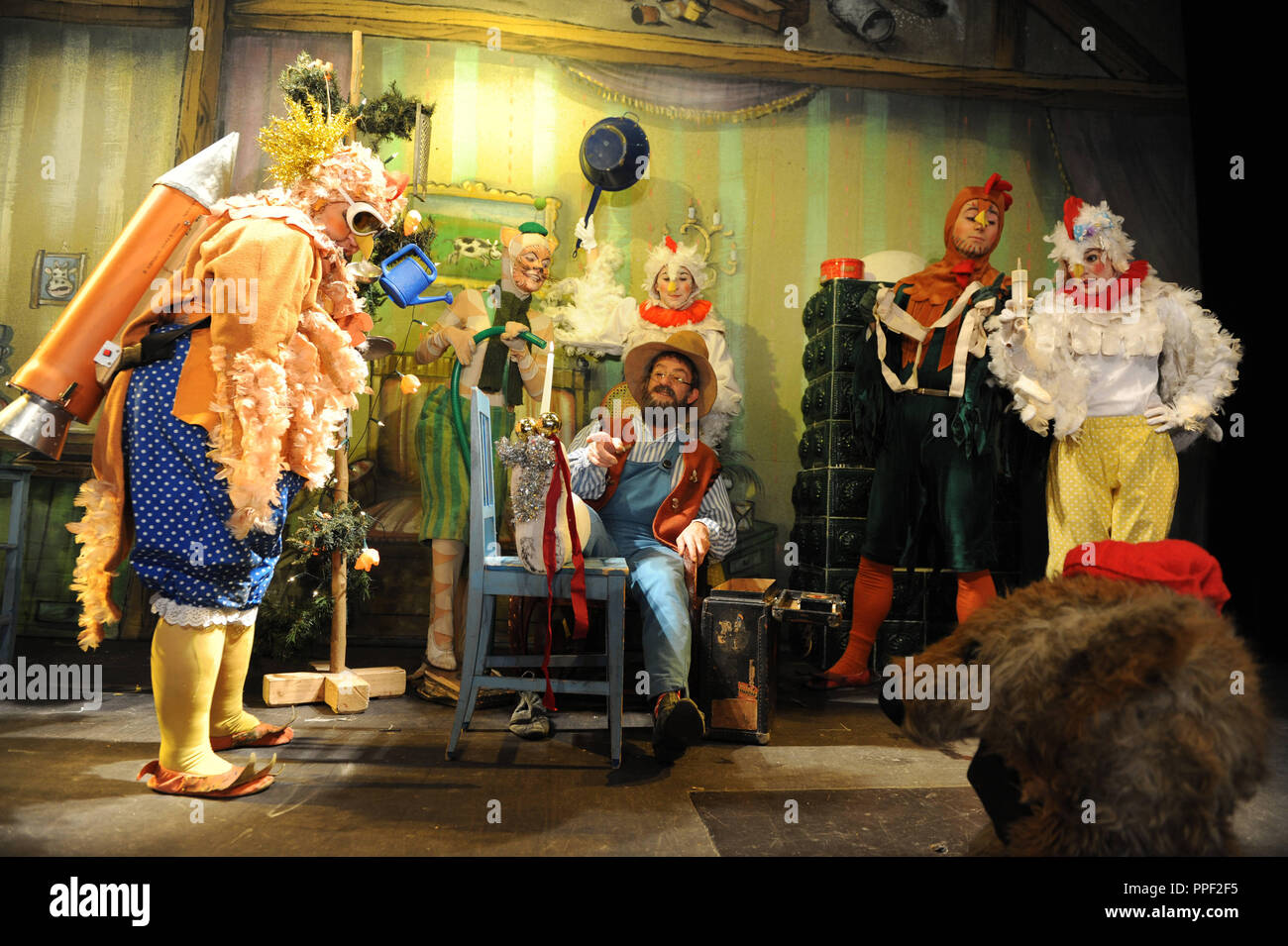Aufführung des Theaterstücks "Pettersson und Findus Weihnachten feiern" im  Theater für Kinder in München, Deutschland Stockfotografie - Alamy