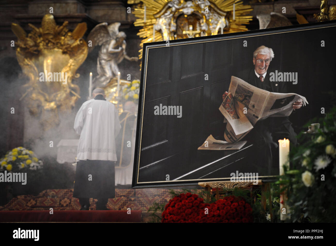 Trauerfeier für Ferdinand Schmid, der ehemalige Direktor des Münchner Augustiner Brauerei, in der Kirche von St. Peter, München, Deutschland Stockfoto