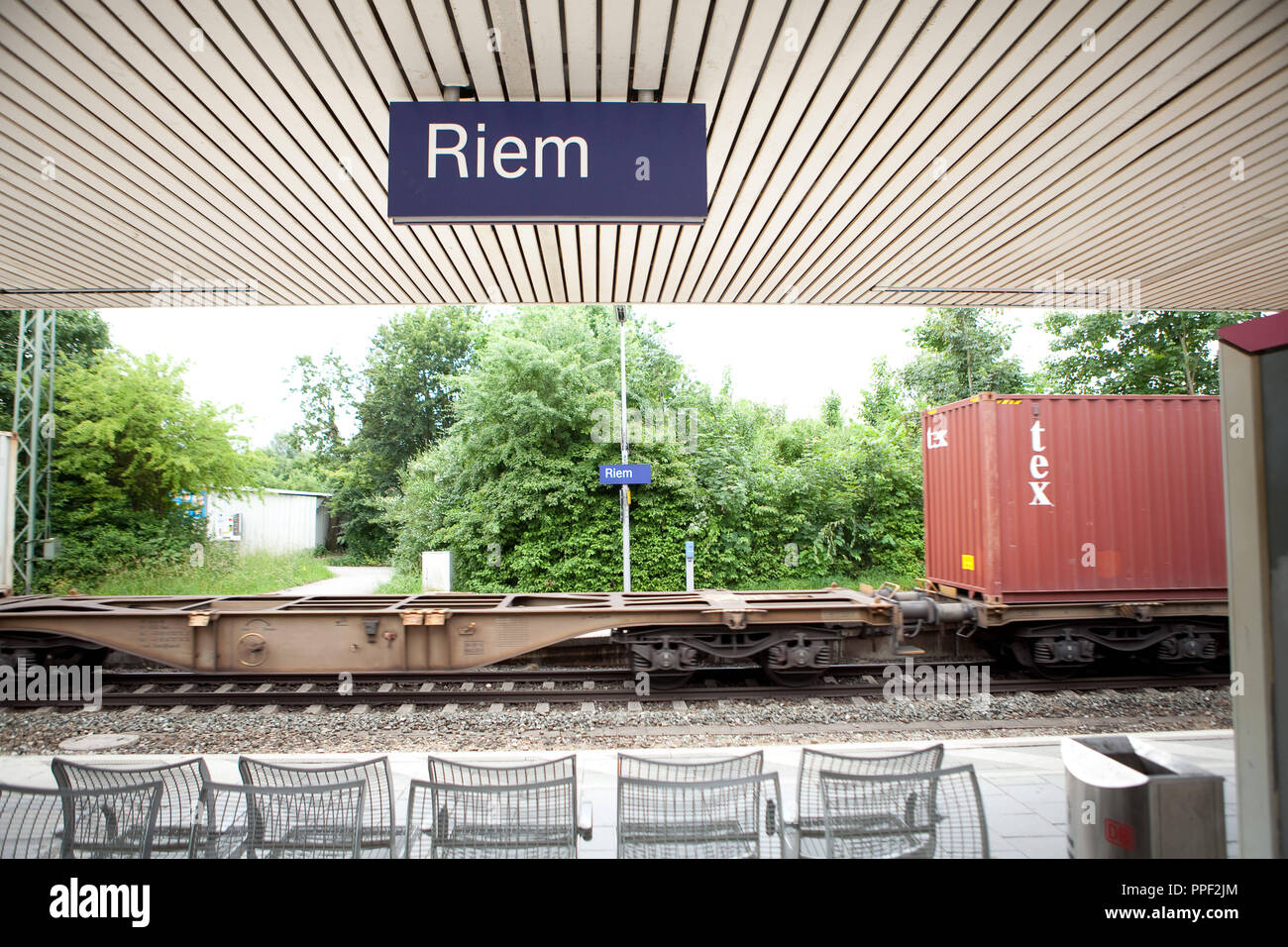 Güterzug am S-Bahnhof Riem, München, Deutschland Stockfoto