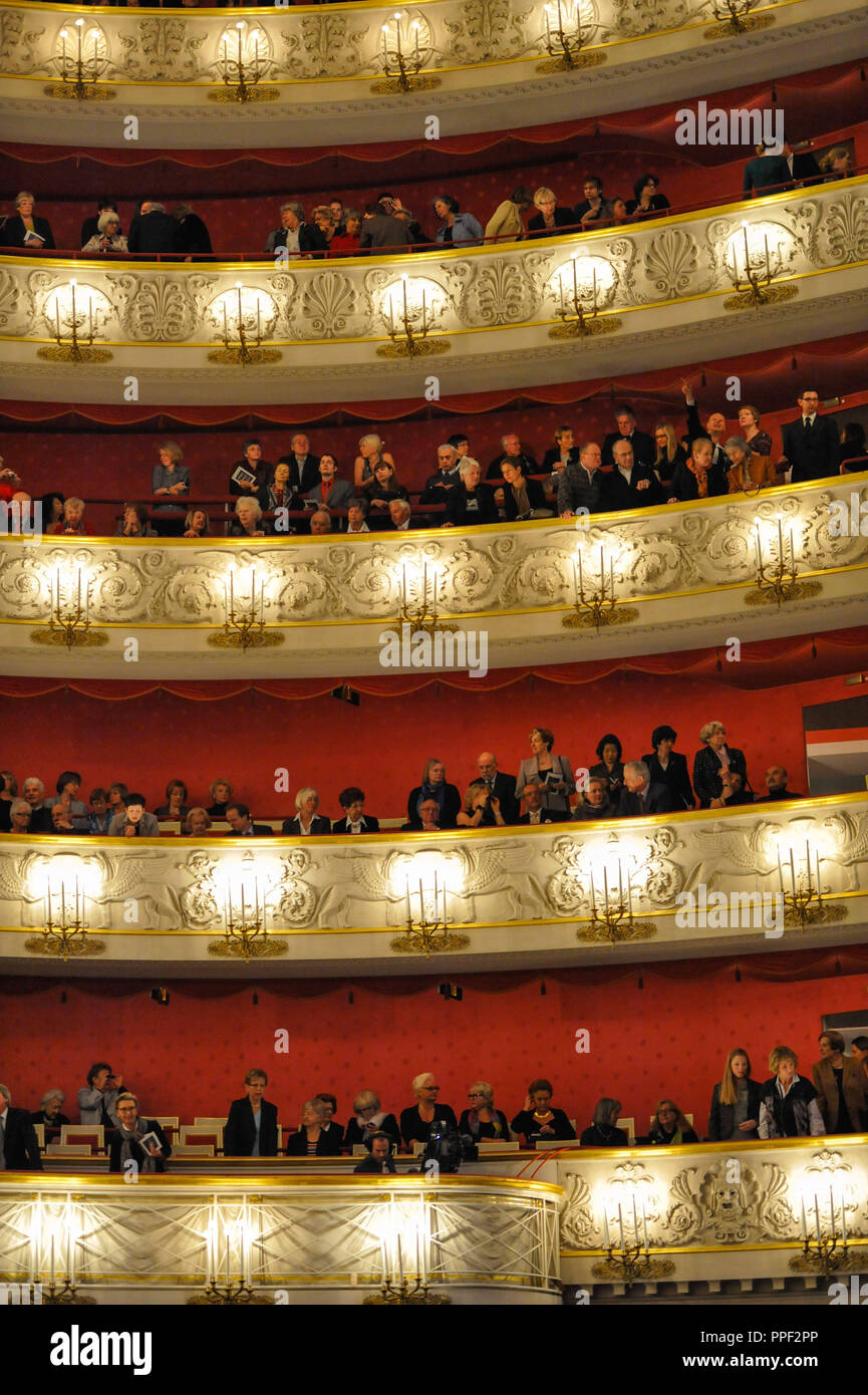 Festakt zum 50. Jahrestag der Wiedereröffnung des Nationaltheater am Max-Joseph-Platz in München, Deutschland. Nach der Zerstörung durch Krieg Bomben im Jahre 1943 das Haus wurde 1963 neu eröffnet. Gäste, die ihre Sitze im Theater Stockfoto