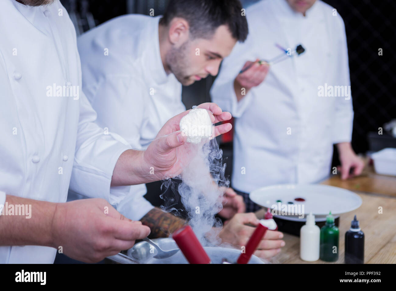 Aufmerksame Köche sehr in der Küche konzentriert Stockfoto