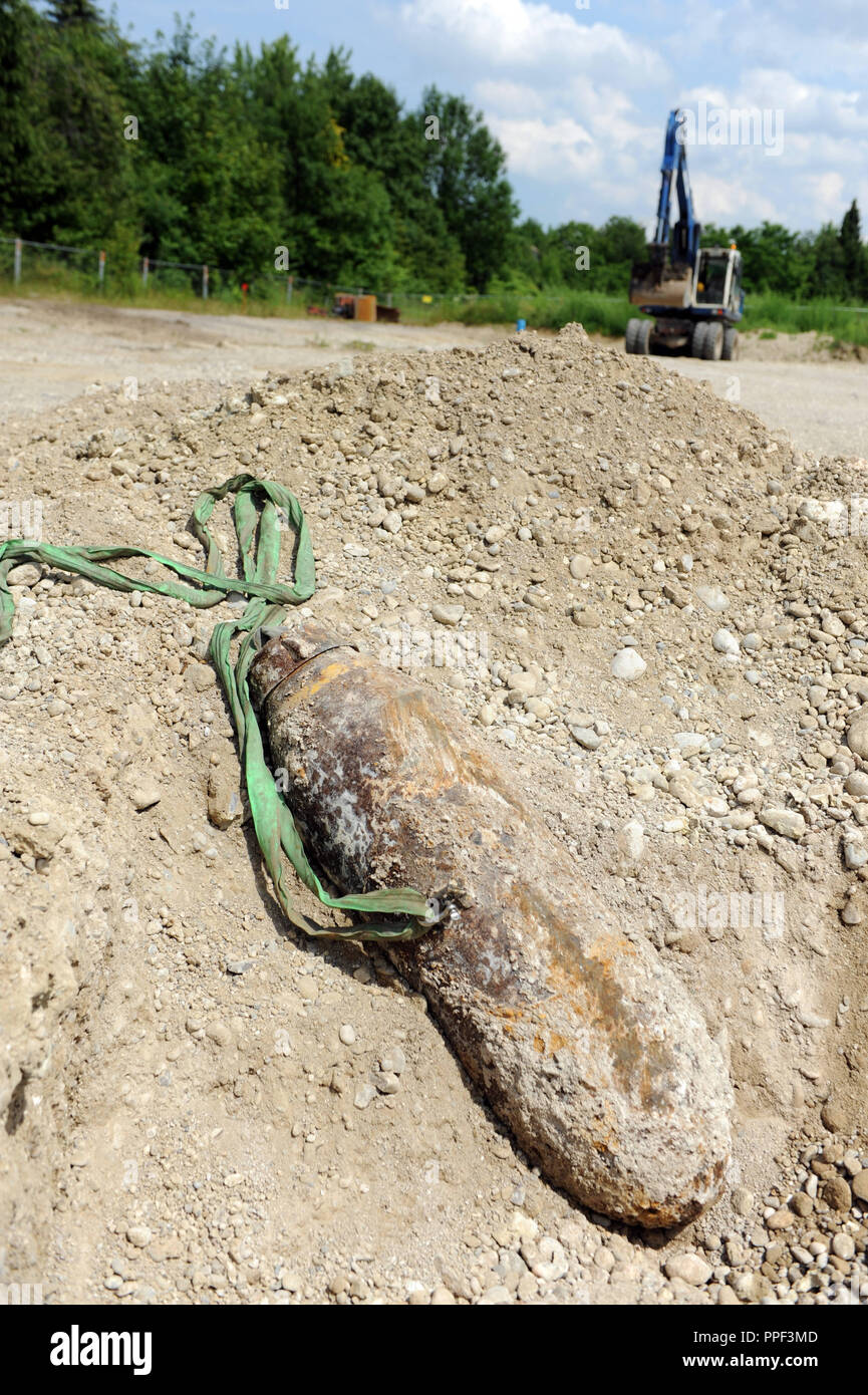 Die Mitarbeiter des Unternehmens "Tauber" entschärfen eine 250 kg-Fliegerbombe auf einer Baustelle in Berg am Laim. Stockfoto