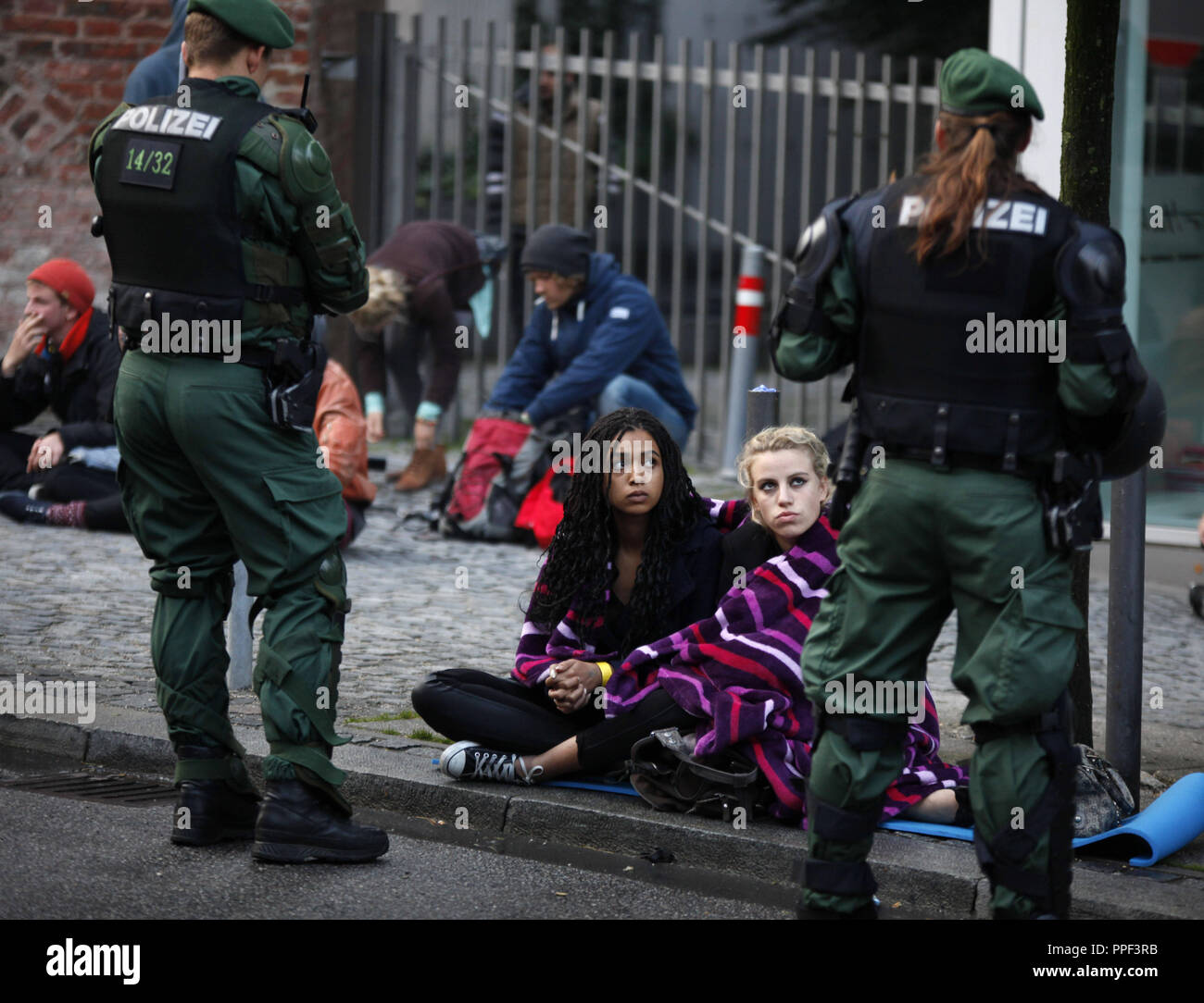 Zwei Unterstützer sehen Sie die Räumung des Lagers durch die Polizei. Die Flüchtlinge im Hungerstreik vor acht Tagen am Rindermarkt in München für bessere Lebensbedingungen und Behandlung zu demonstrieren. Stockfoto