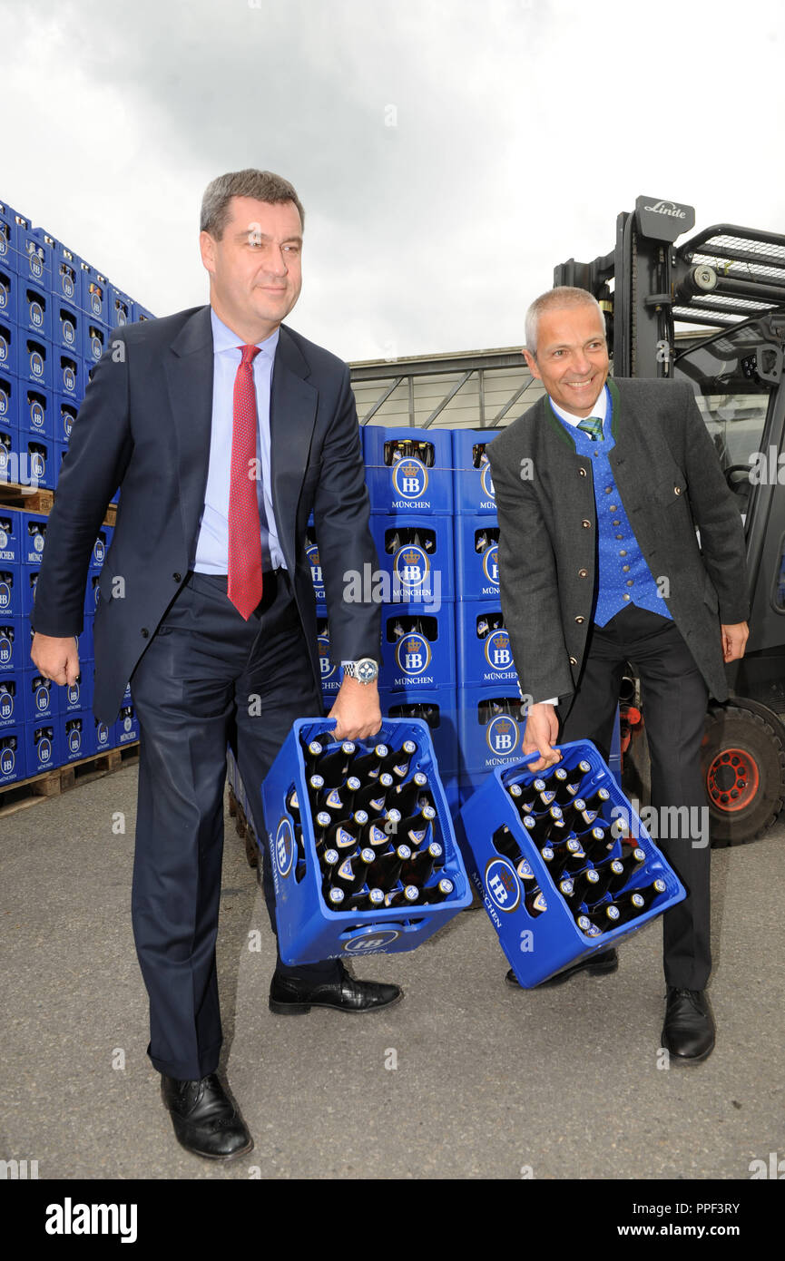 Brauerei Direktor Dr. Michael Moeller (rechts) und der Bayerische Finanzminister Markus Soeder (CSU) mit bierkästen vor das erweiterte Logistikzentrum des Staatlichen Hofbräuhaus auf Riemer Straße in München. Stockfoto